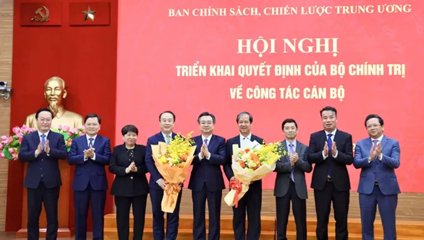Lãnh đạo Ban Chính sách, chiến lược Trung ương Nguyễn Thanh Nghị chúc mừng các tân Phó Trưởng Ban