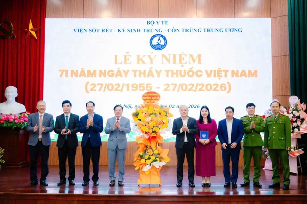 Lãnh đạo Bộ Y tế và các cục, vụ, viện chúc mừng Viện Sốt rét-Ký sinh trùng-Côn trùng Trung ương ngày 27-2