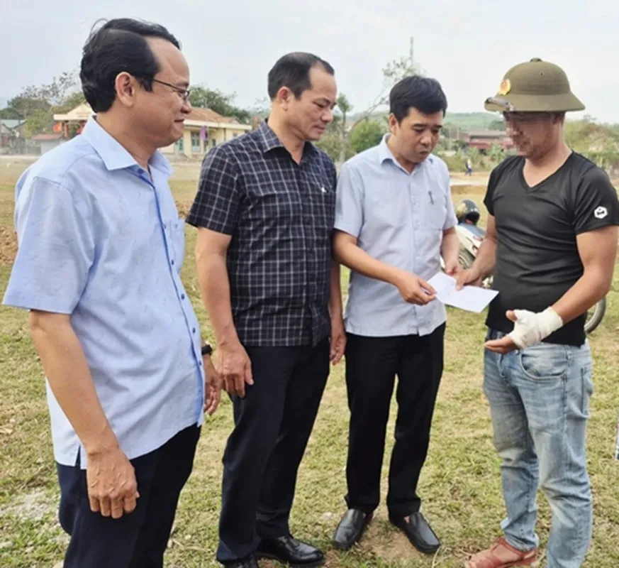 Lãnh đạo UBND xã Lao Bảo thăm hỏi, động viên một trong 2 nạn nhân bị trâu dữ tấn công - Ảnh Kim Huệ