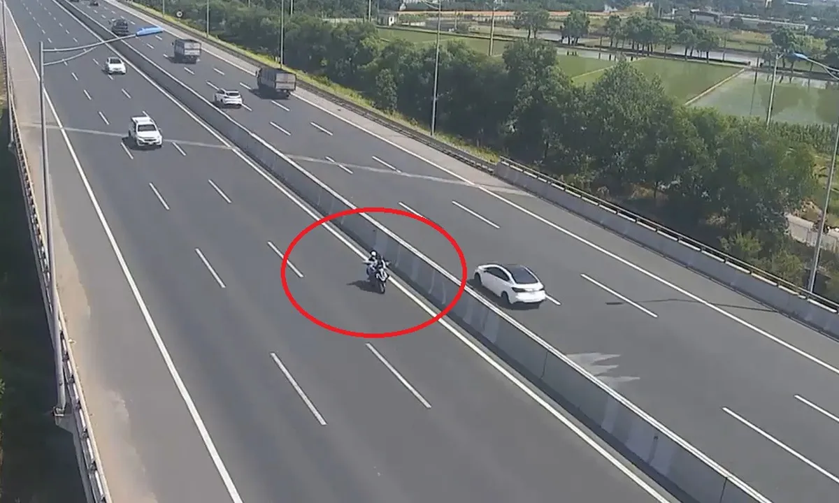 Nữ sinh đi xe máy vào cao tốc Hà Nội – Hải Phòng bị phạt, trừ 6 điểm bằng lái