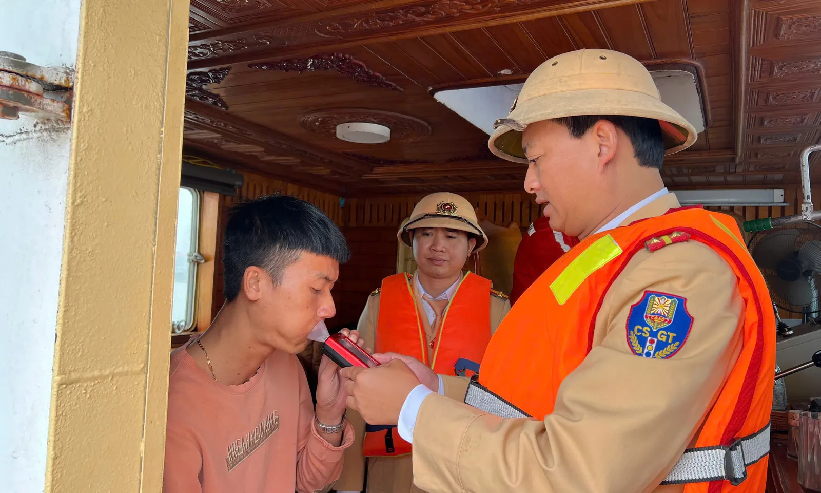 CSGT Ninh Bình kiểm tra tàu thuyền, tặng áo phao cho ngư dân trên sông Hồng