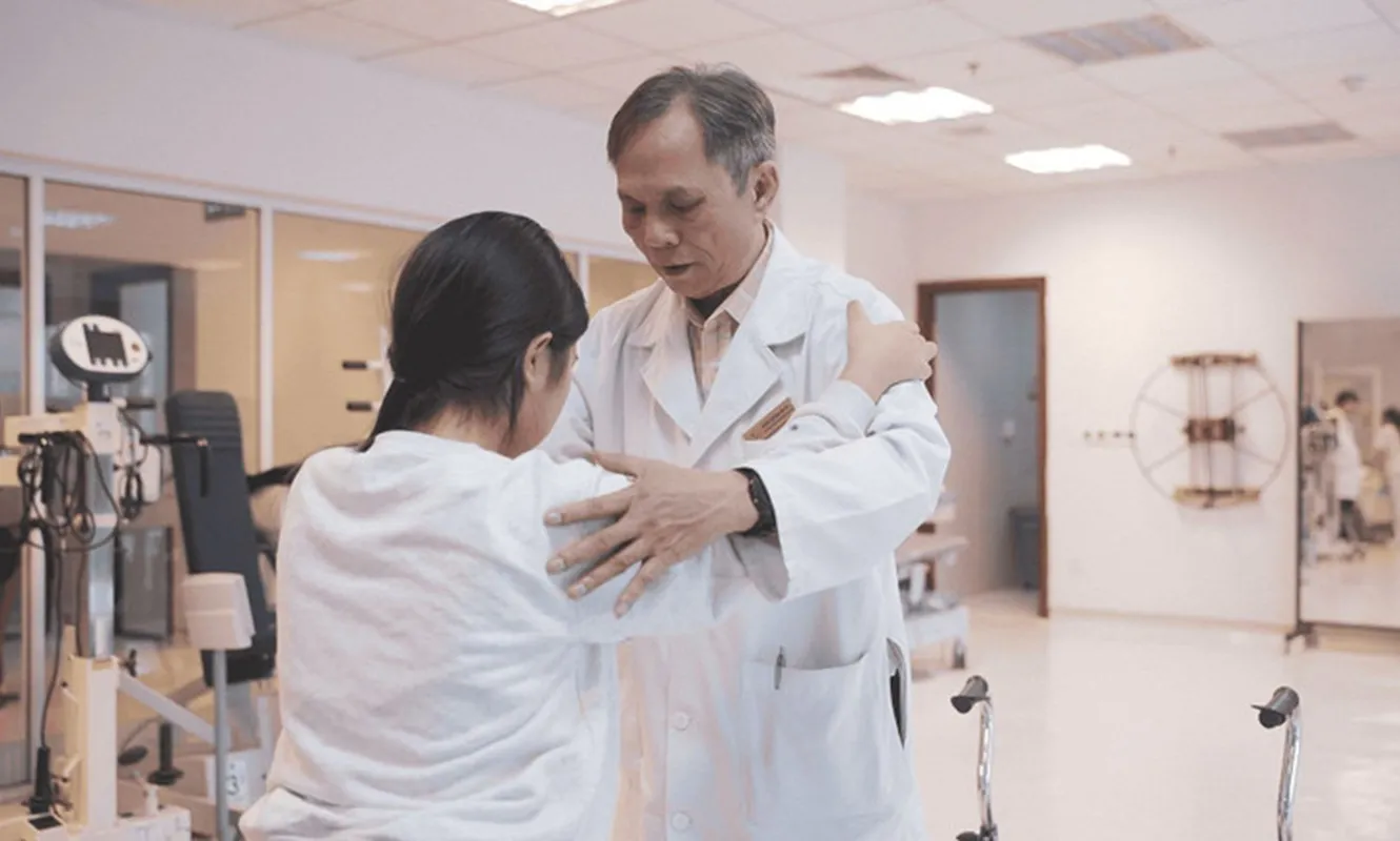 Bé gái 12 tuổi đi lại sau 3 ca mổ điều trị u nang tủy sống hiếm gặp