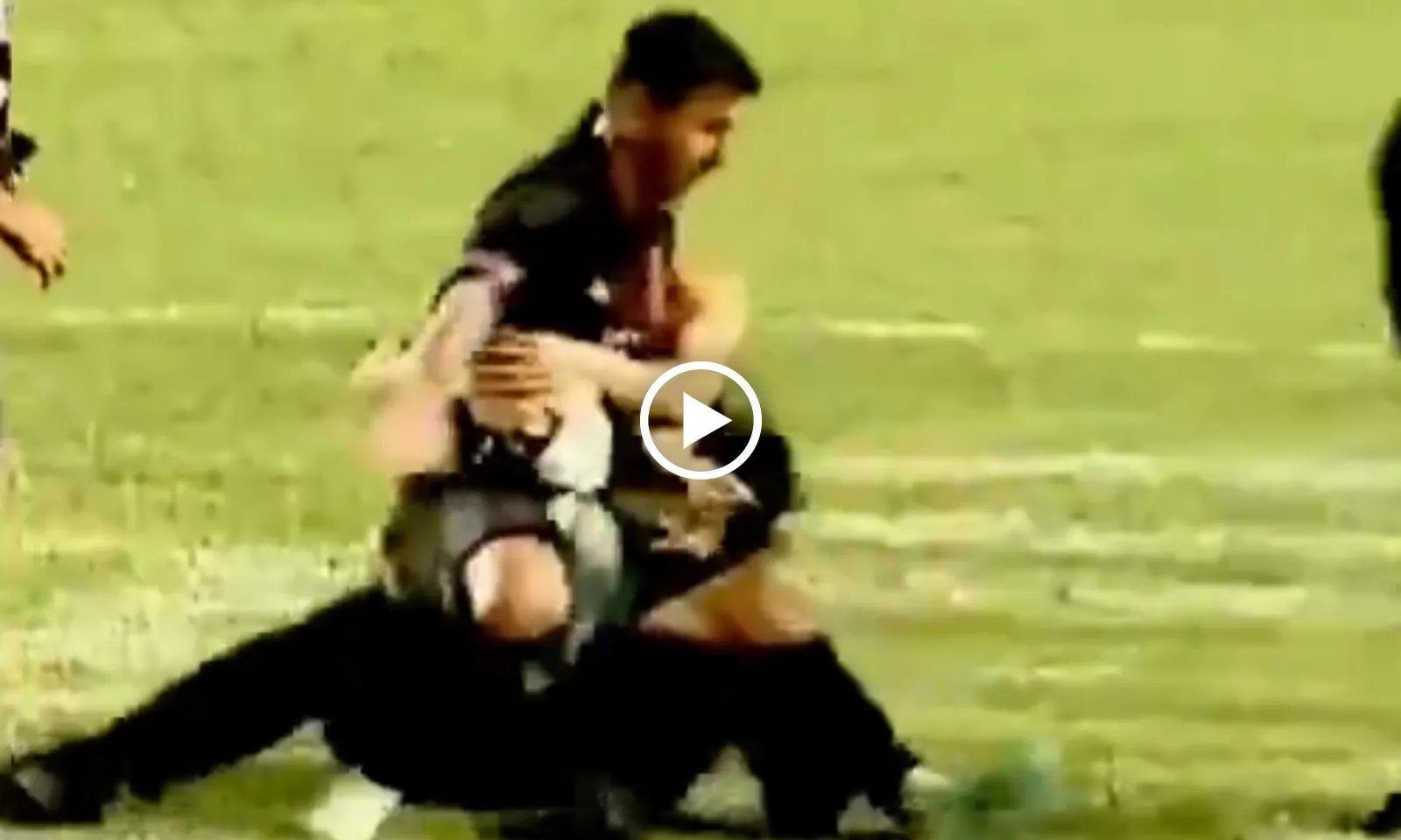 VIDEO: Messi bị fan cuồng kéo ngã giữa trận đấu