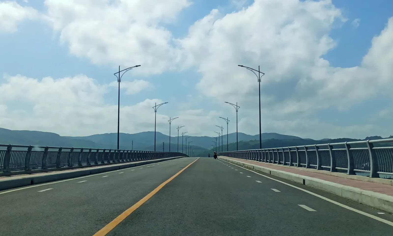 Gia Lai: Ô tô tông gãy 4 khung lan can cầu rồi rời khỏi hiện trường