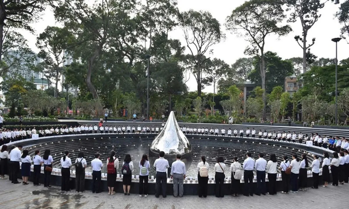 HCDC dâng hoa tưởng niệm nạn nhân COVID-19 nhân Ngày Thầy thuốc Việt Nam