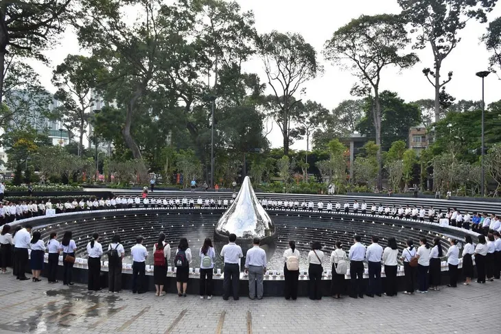 Nghi thức dâng hoa, mặc niệm tưởng nhớ đồng bào đã mất vì COVID-19 tại đài tưởng niệm hình giọt nước - Ảnh HCDC cung cấp