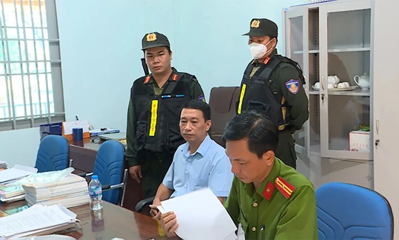 Cựu giám đốc trung tâm lái xe cấp khống 3.800 chứng chỉ