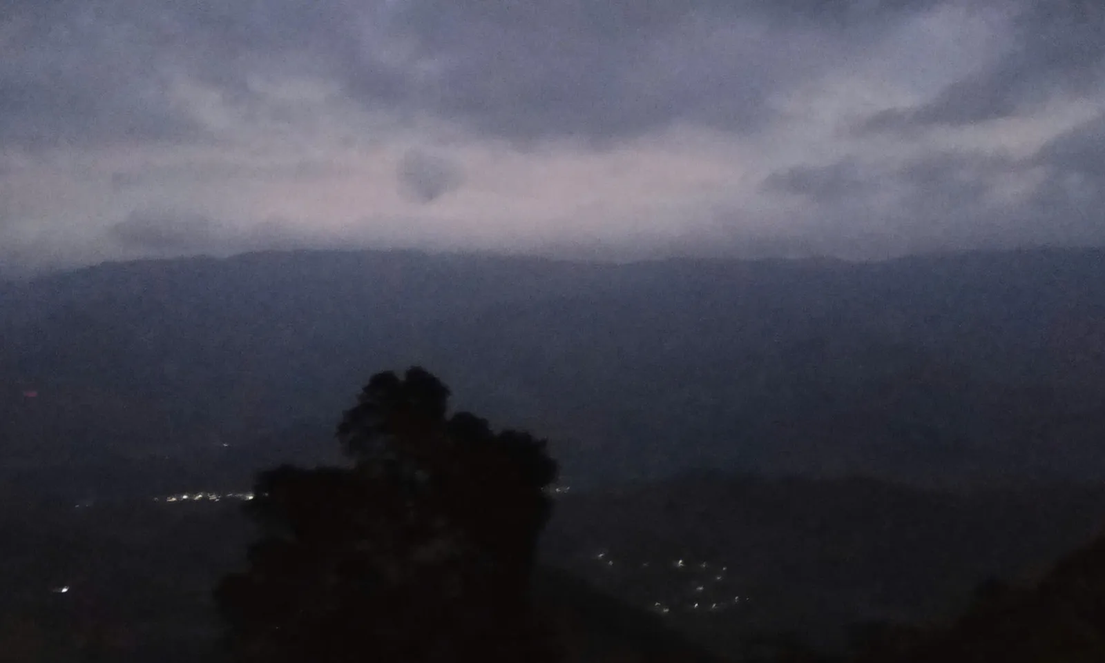 Hôm nay: Miền Bắc ấm áp, Trung và Nam Bộ mưa dông nhiều nơi