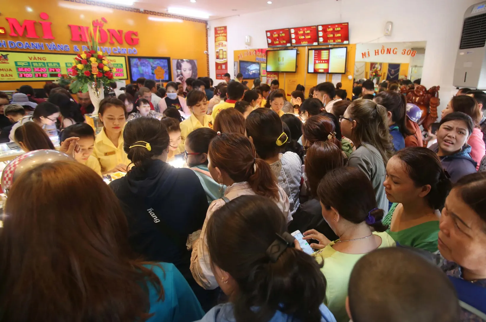 Tiệm vàng Mi hồng