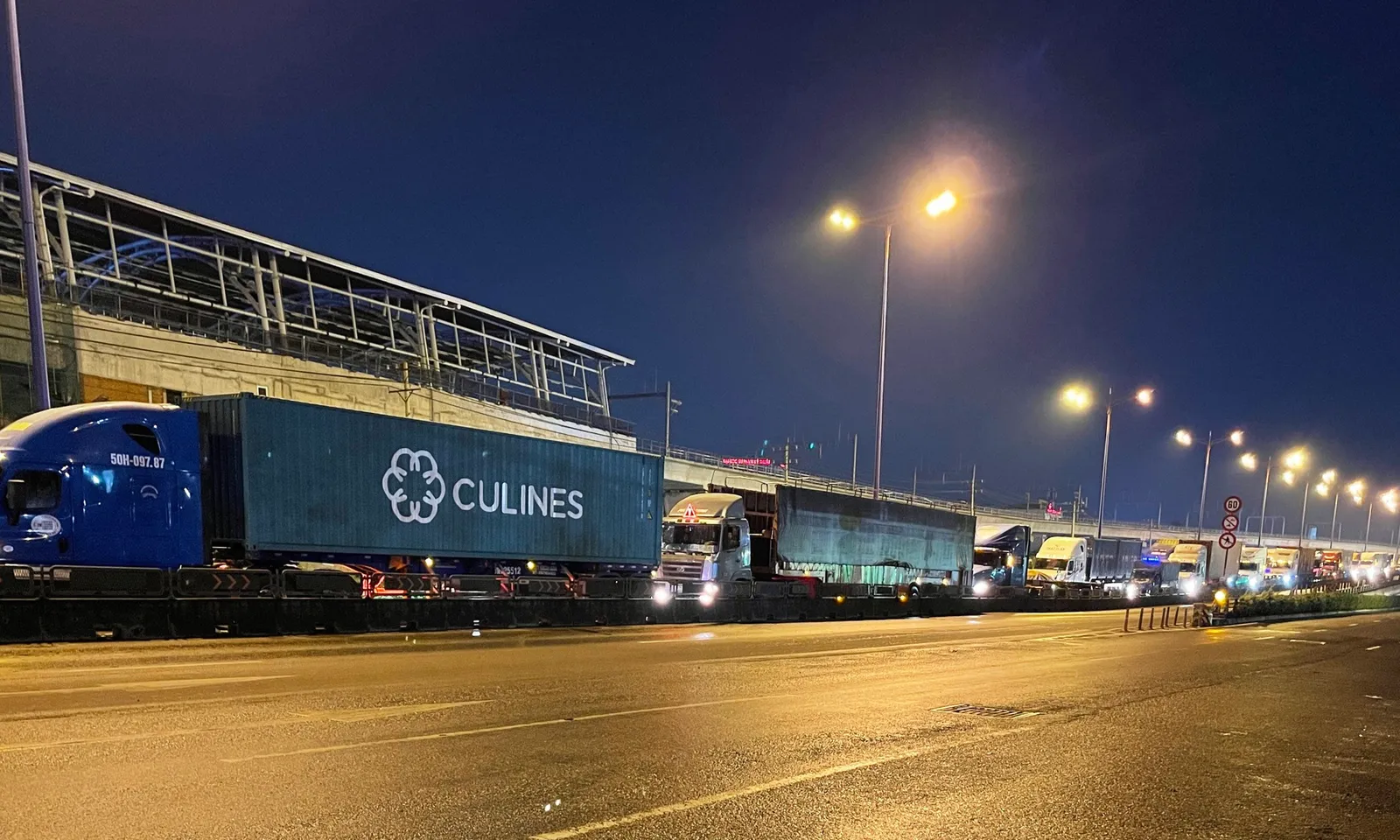 Ô tô 7 chỗ lật ngửa sau khi tông dải phân cách ở dốc cầu vượt Tân Vạn