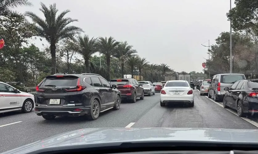 Va chạm liên hoàn 6 ôtô trên đường Võ Nguyên Giáp, ùn tắc kéo dài nhiều km