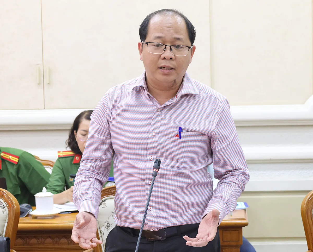 Chánh Văn phòng UBND TPHCM Dương Hồng Thắng báo cáo