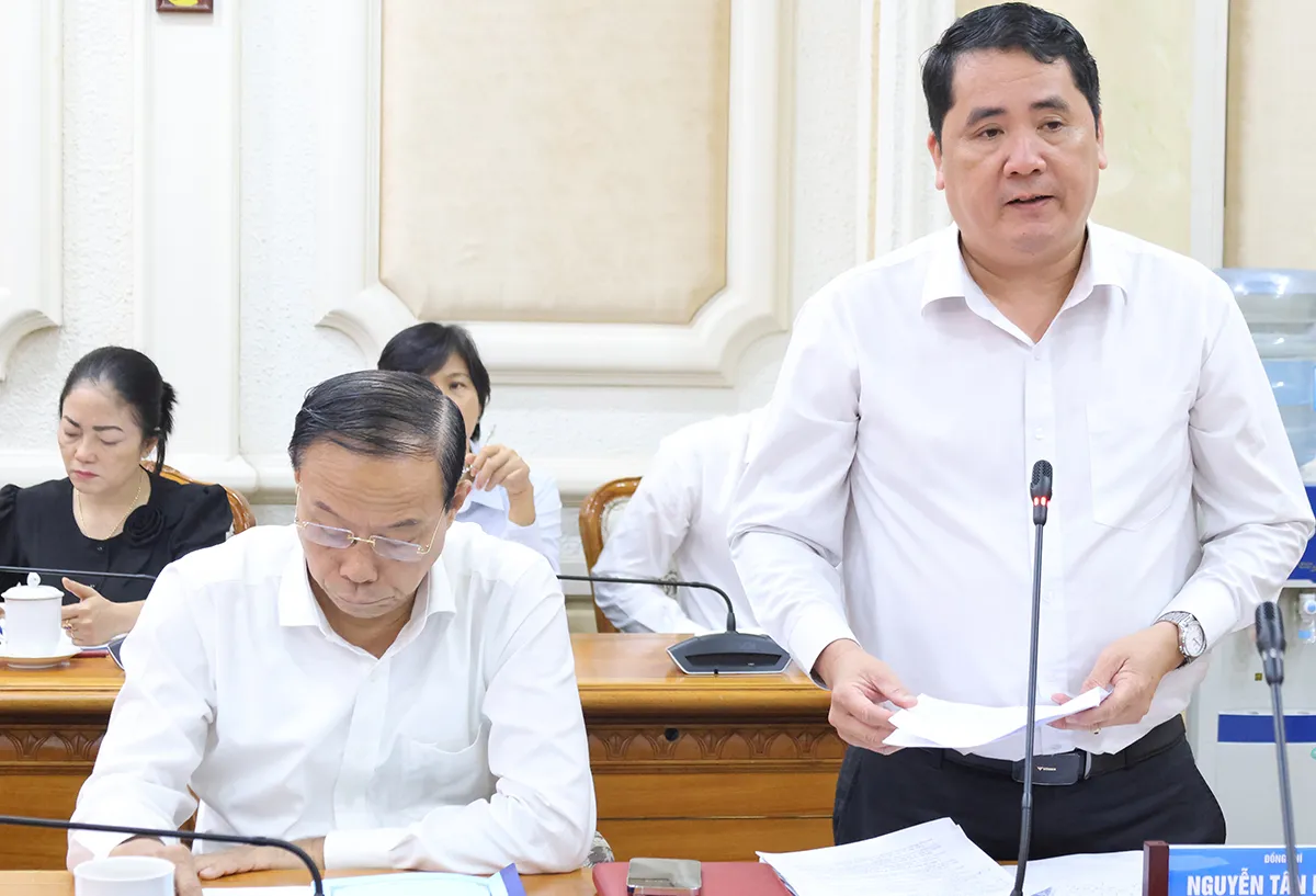 Phó Giám đốc Sở Nội vụ Nguyễn Tấn Phong báo cáo công tác chuẩn bị