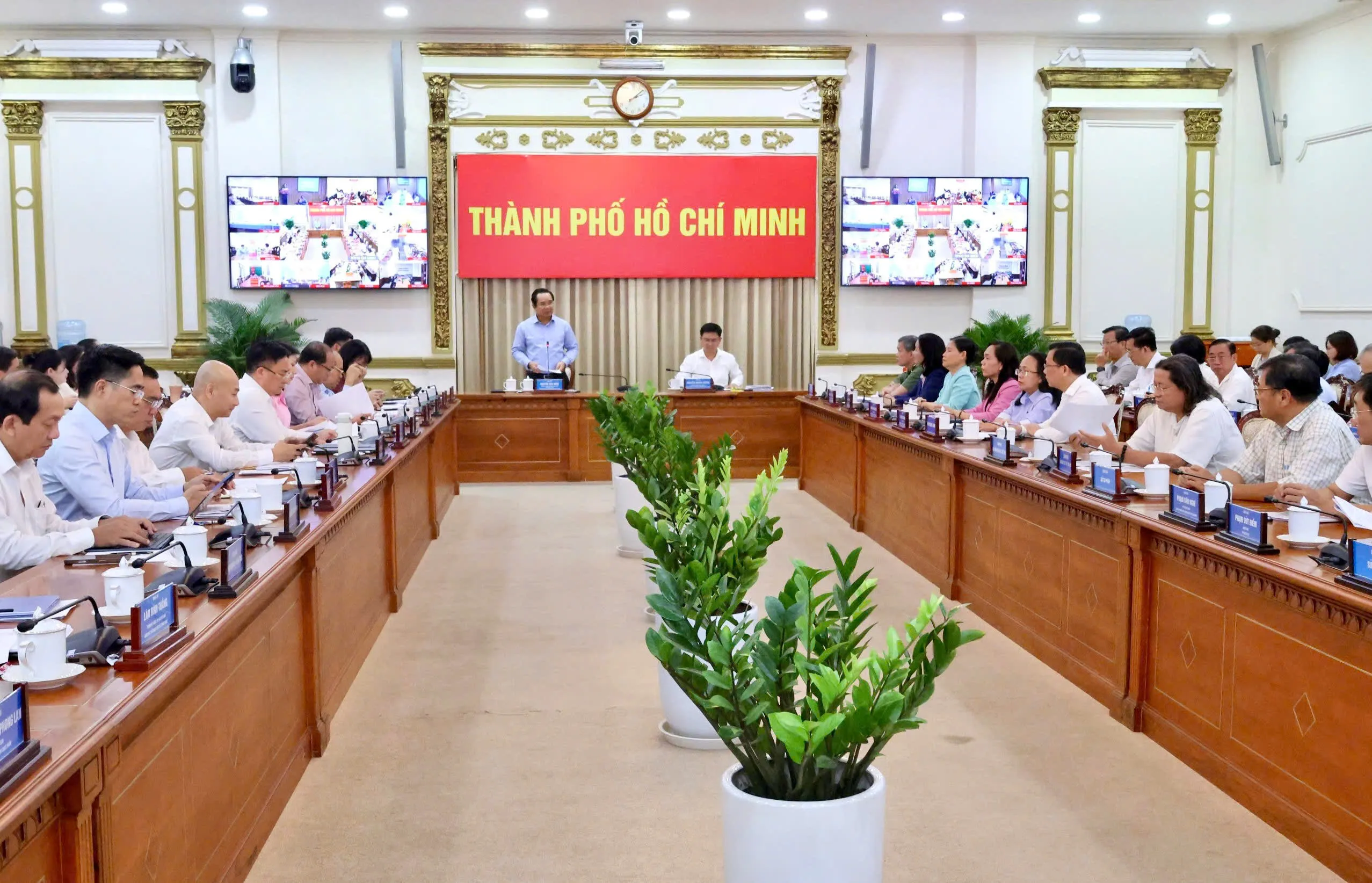 Quang cảnh cuộc họp