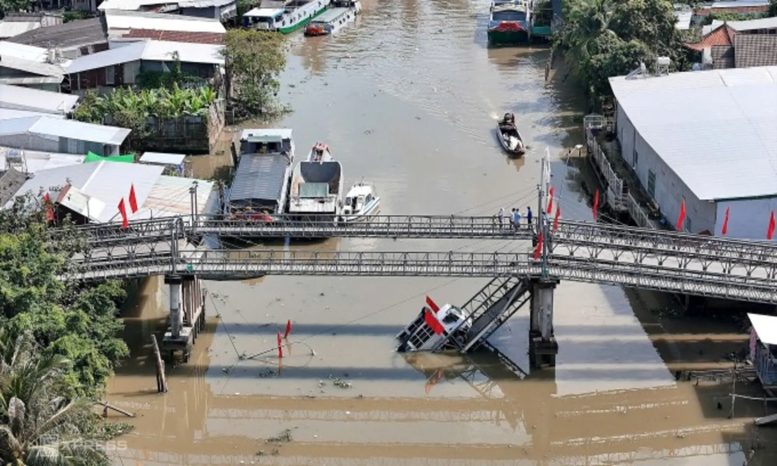 Xe tải chở quá tải làm sập cầu 30 Tháng 4 ở Cần Thơ