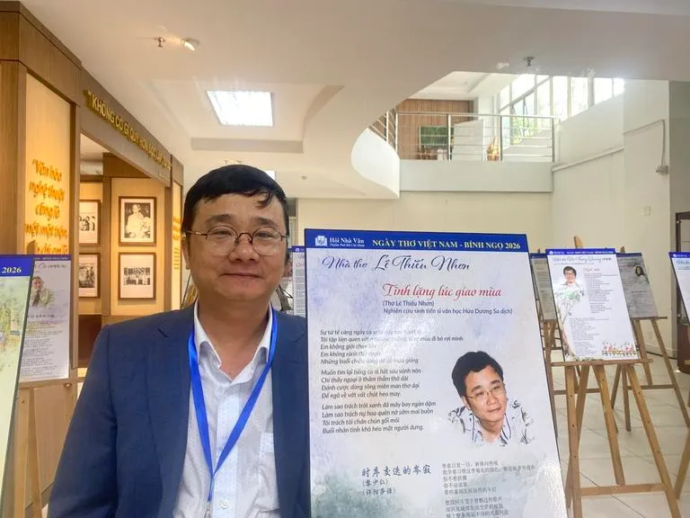 nha-tho-le-thieu-nhon-ben-tac-pham-tho-cua-minh-tai-ngay-tho-viet-nam-2026-tai-tphcm_20260301110832