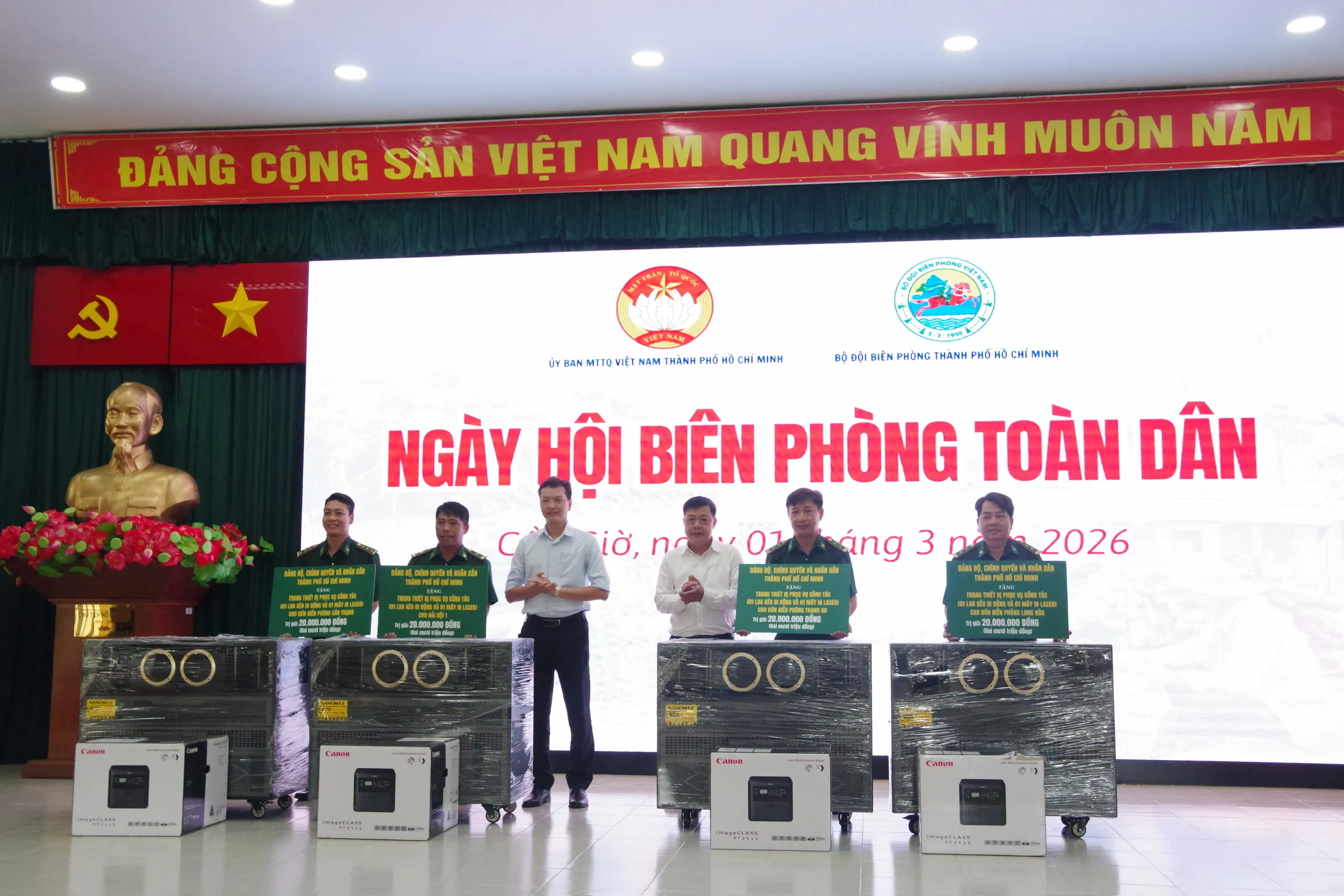 3. tặng trang thiết bị cho các đơn vị Biên phòng