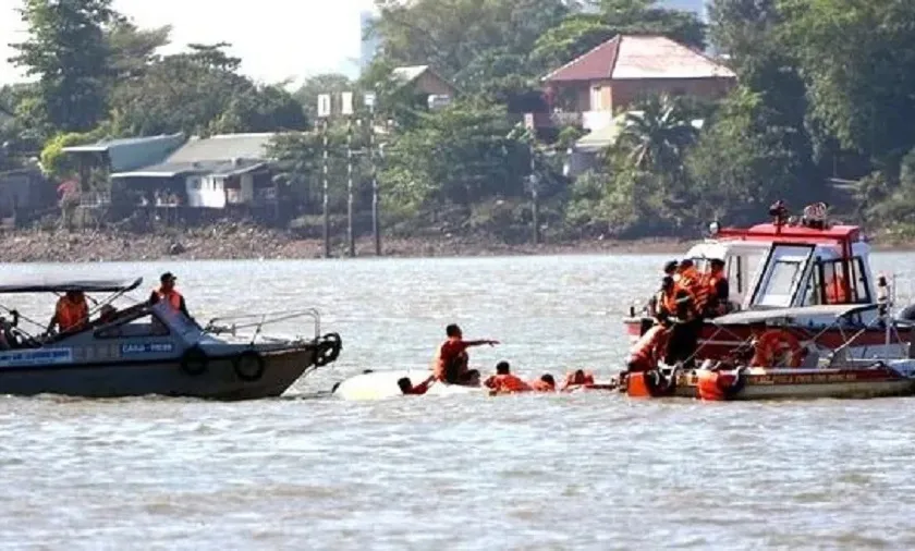 Lật thuyền đua trên sông Đồng Nai, cứu hộ 12 vận động viên