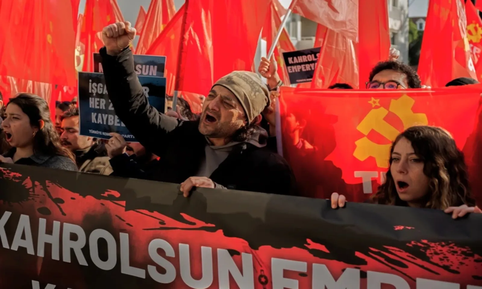 Biểu tình bùng phát khắp nước Mỹ sau không kích Iran, ông Khamenei thiệt mạng – Hình 1