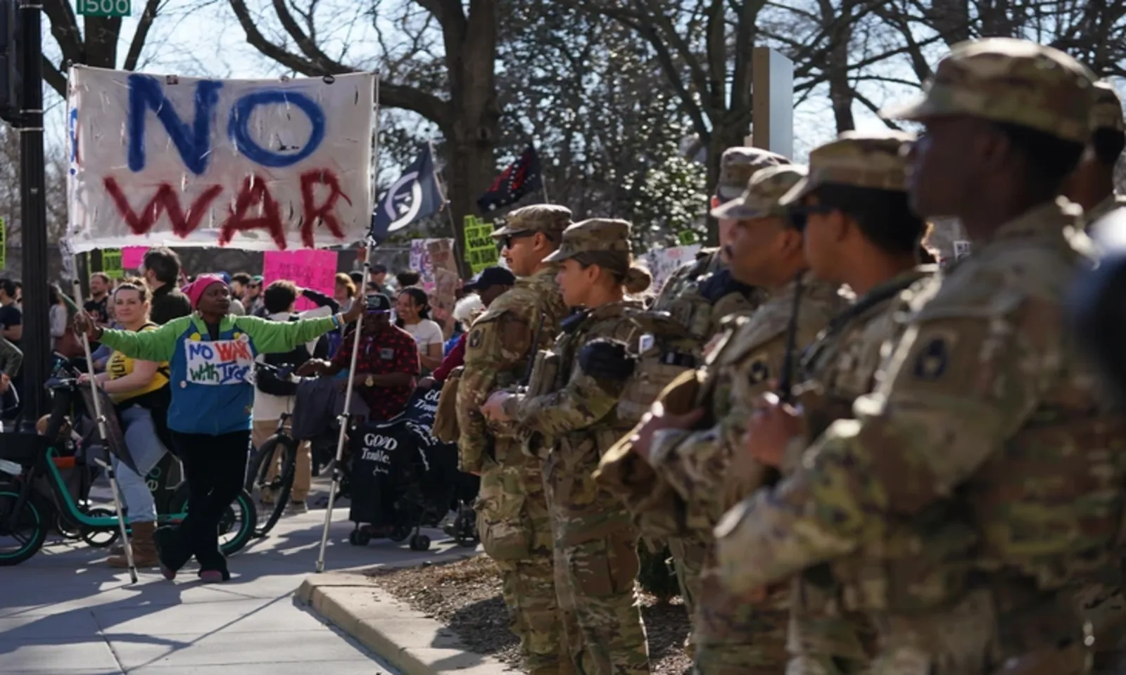 Biểu tình bùng phát khắp nước Mỹ sau không kích Iran, ông Khamenei thiệt mạng – Hình 4