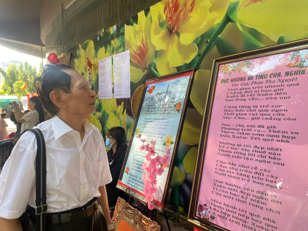 Nhà thơ Lương Sơn chăm chú đọc các tác phẩm thơ