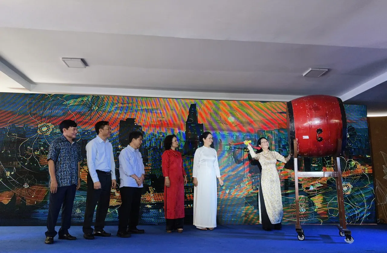 Phó Chủ tịch UBND TPHCM Trần Thị Diệu Thúy đánh trống khai mạc Ngày thơ Việt Nam