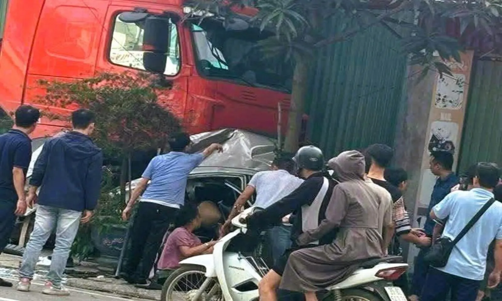 Xe đầu kéo tông ô tô con, lao lên vỉa hè khiến 1 người tử vong