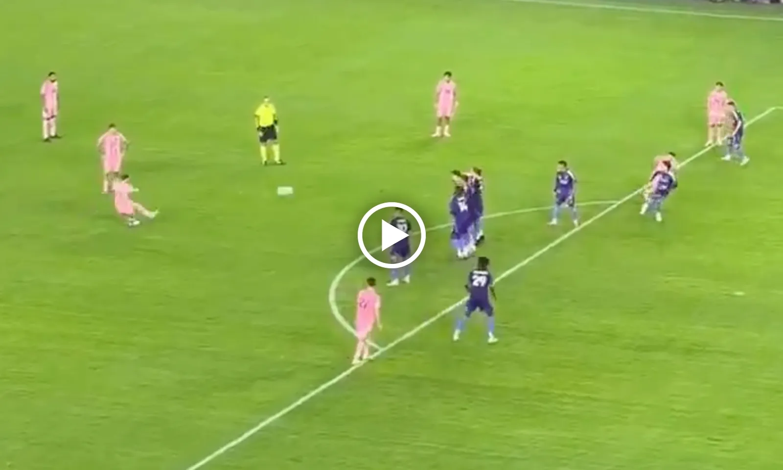 VIDEO: Messi lập siêu phẩm sút phạt ngược dòng, ăn mừng cười nhạo đối thủ 