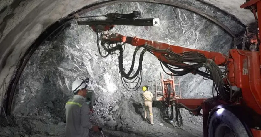 Xuyên đêm đào hầm xuyên núi tuyến cao tốc Nội Bài - Lào Cai