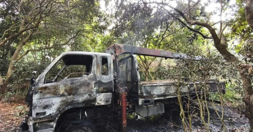 Xe tải gắn cẩu vướng dây điện, nam tài xế tử vong