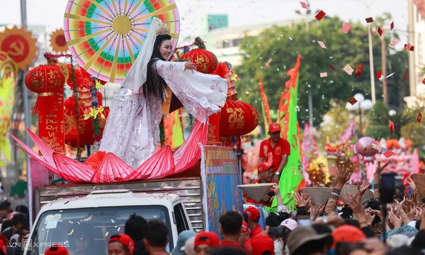 Dòng người gần 3 km hứng lộc Bà ở TP HCM