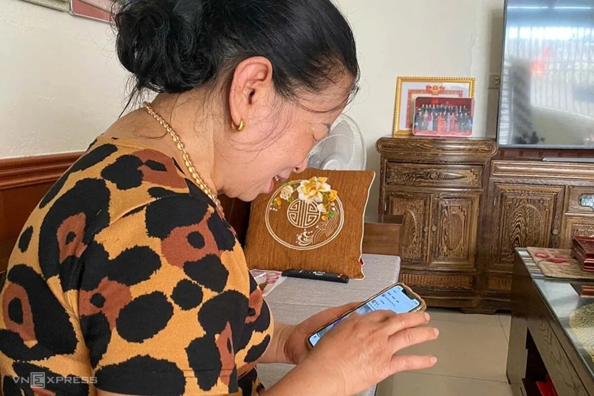 Bà Vân theo dõi mạng xã hội, cập nhật tin tức chiến sự ở Trung Đông. Ảnh Đức Hùng