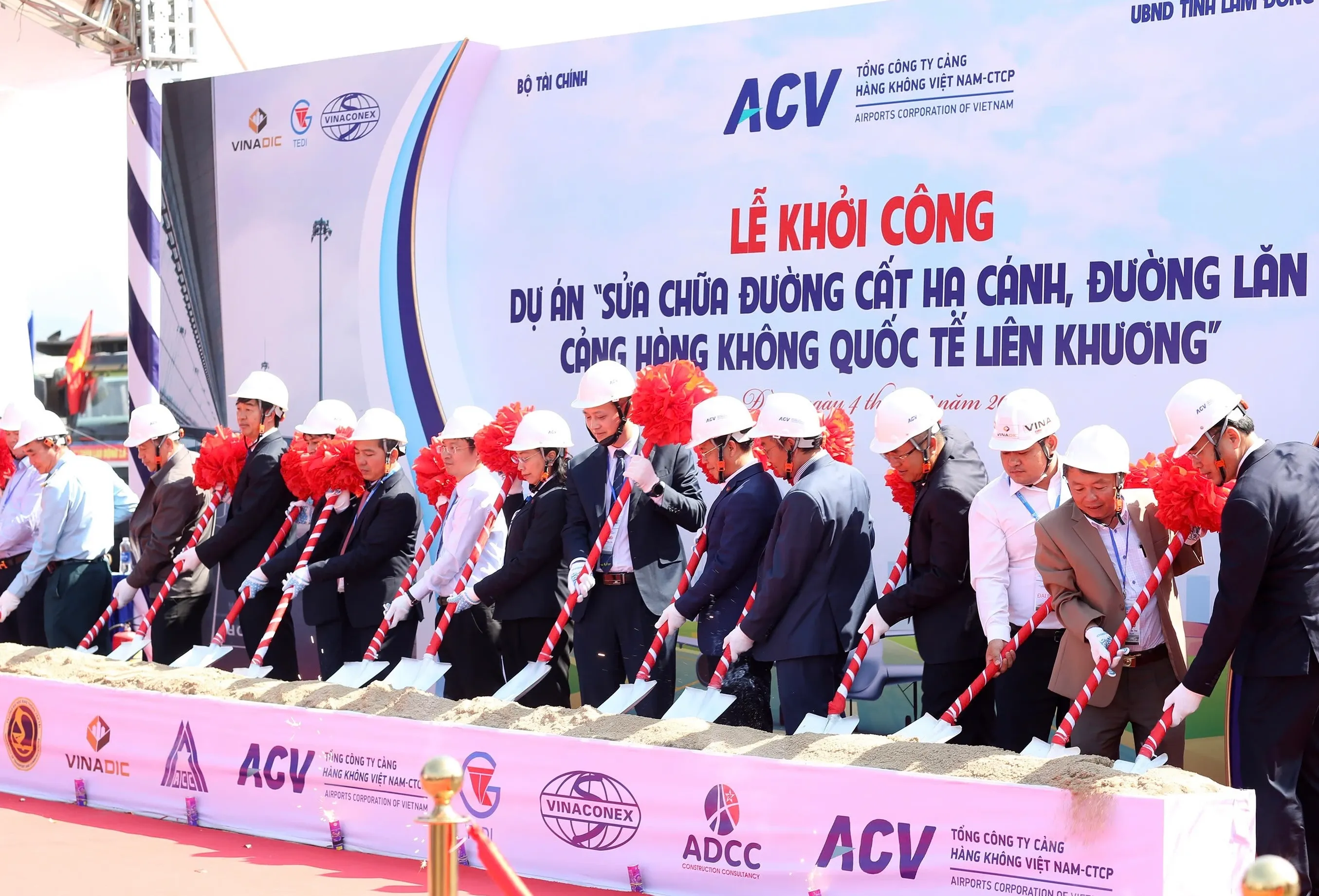 Các đại biểu thực hiện nghi thức khởi công dự án sửa chữa Cảng hàng không quốc tế Liên Khương