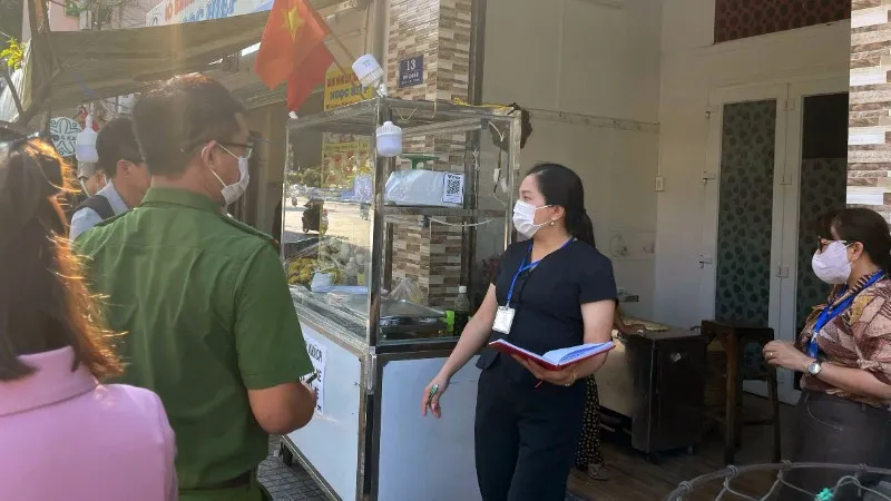 Các lực lượng chức năng phường Vũng Tàu kiểm tra tiệm bánh mì trên đường Đồ Chiểu