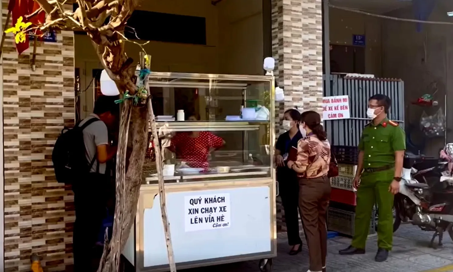 Tạm ngưng bán ở tiệm bánh mì nghi gây ngộ độc cho 54 người