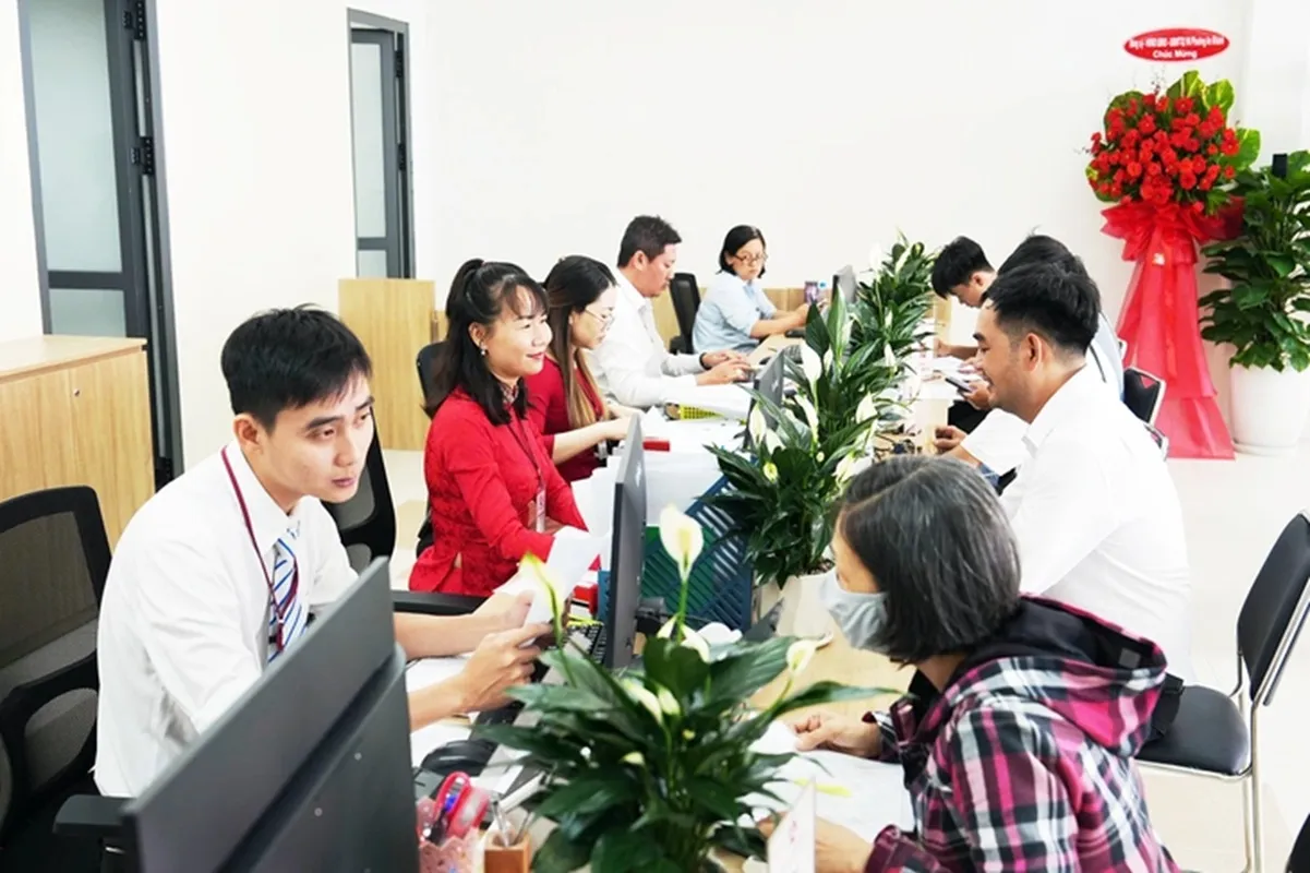 Công chức Trung tâm phục vụ hành chính công phường Cát Lái, TP.HCM giải quyết hồ sơ cho người dân - Ảnh HỮU HẠNH