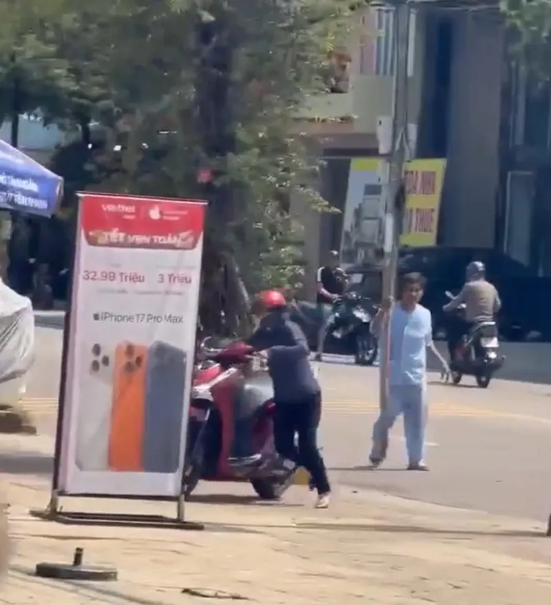 Người đàn ông đánh người