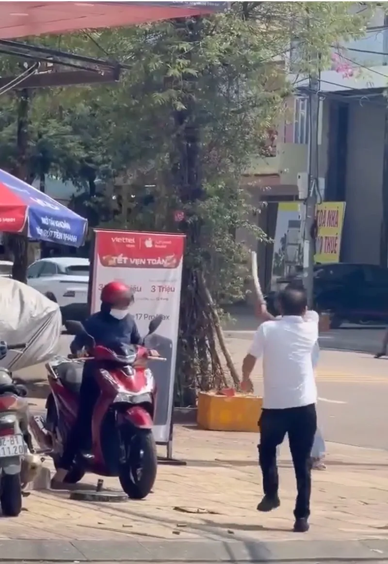 Người đàn ông đánh người 1