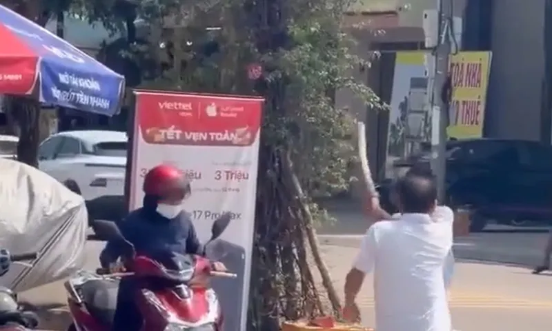 Người đàn ông cầm cây rượt đuổi người đi đường ở Đà Nẵng, bị khống chế