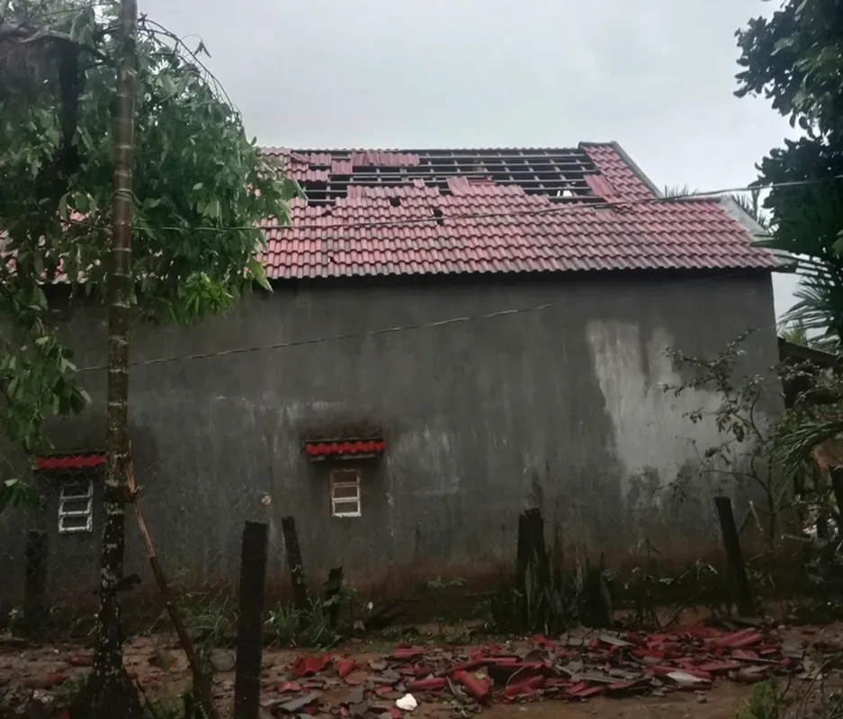 Nhiều nhà dân bị tốc mái