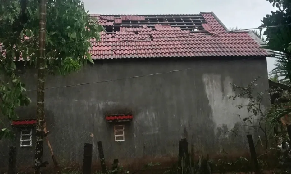 Giông lốc làm tốc mái hơn 15 căn nhà ở Quảng Ngãi