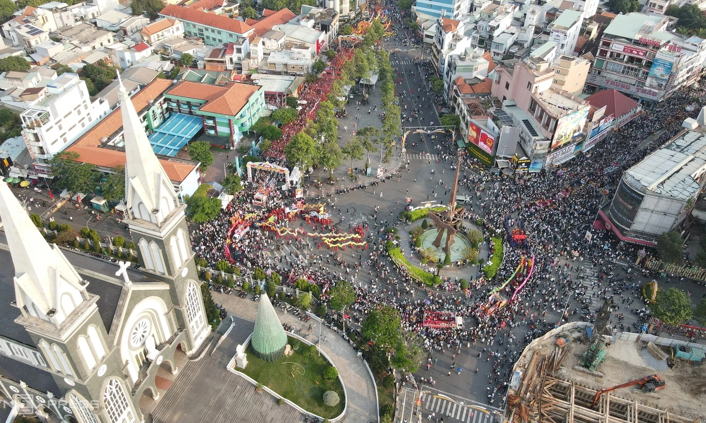 Hàng ngàn người đổ ra đường đón rước Bà Thiên Hậu ở TPHCM