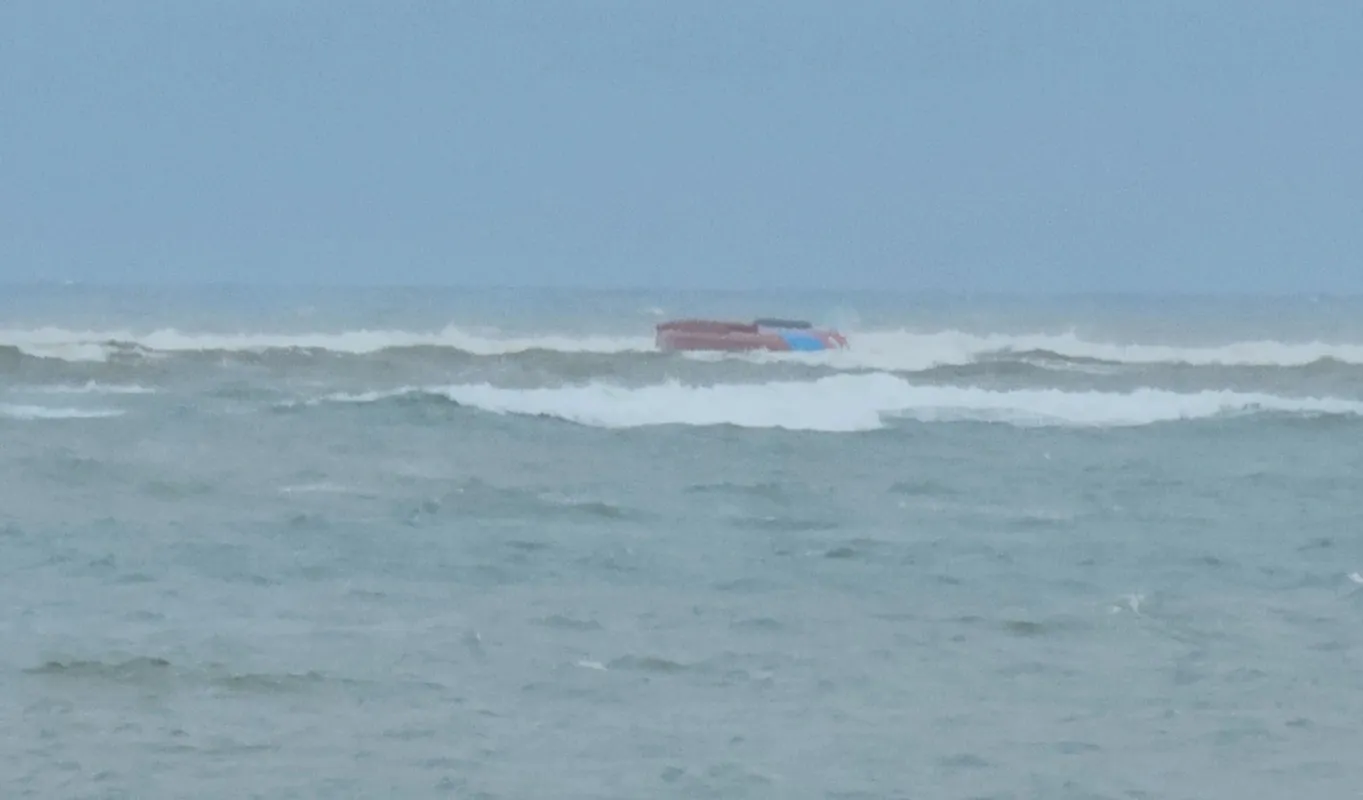 Tàu cá bị đánh lật rồi chìm khi ra cửa biển Nhật Lệ