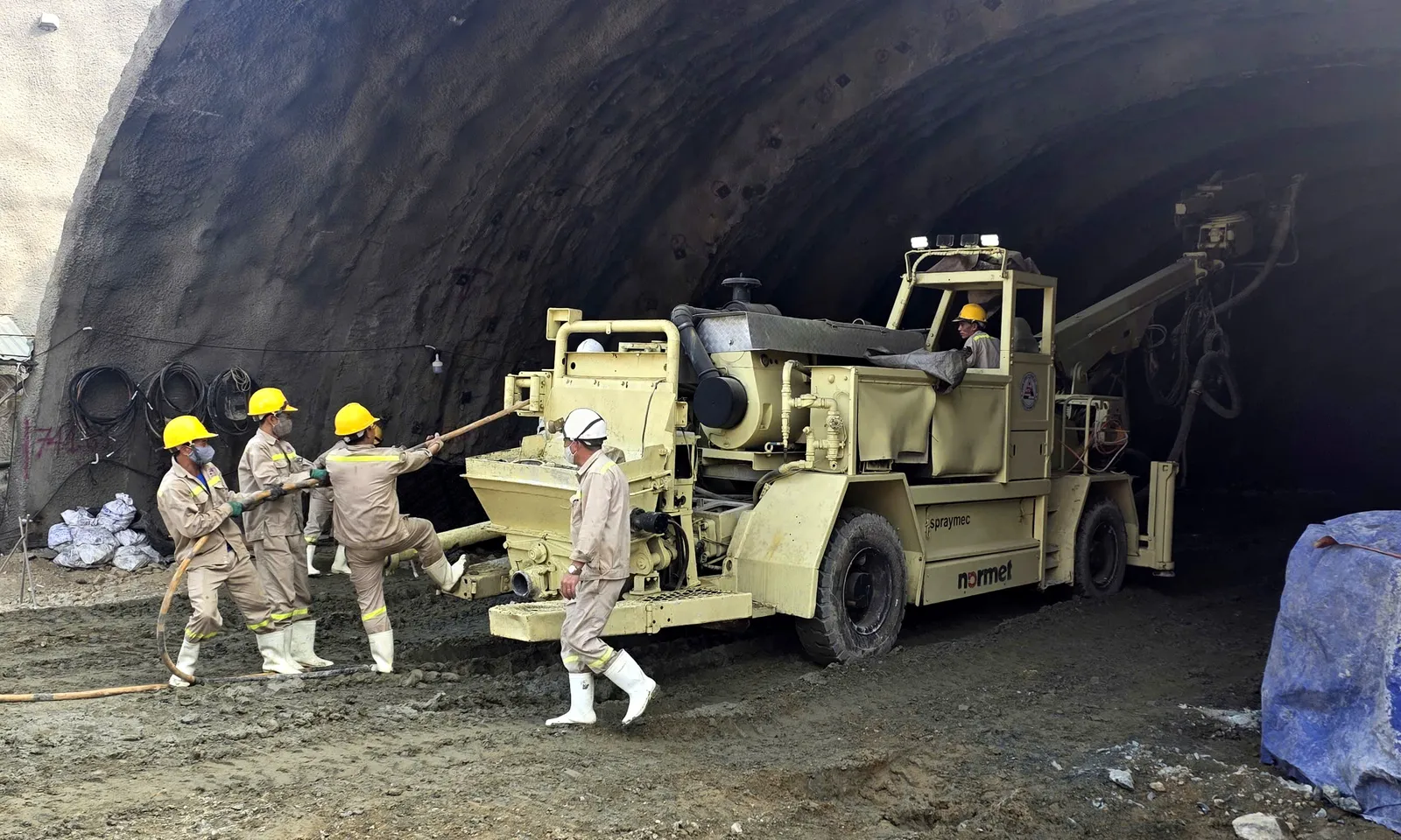 Thi công xuyên đêm hầm Đại Việt trên cao tốc Nội Bài – Lào Cai