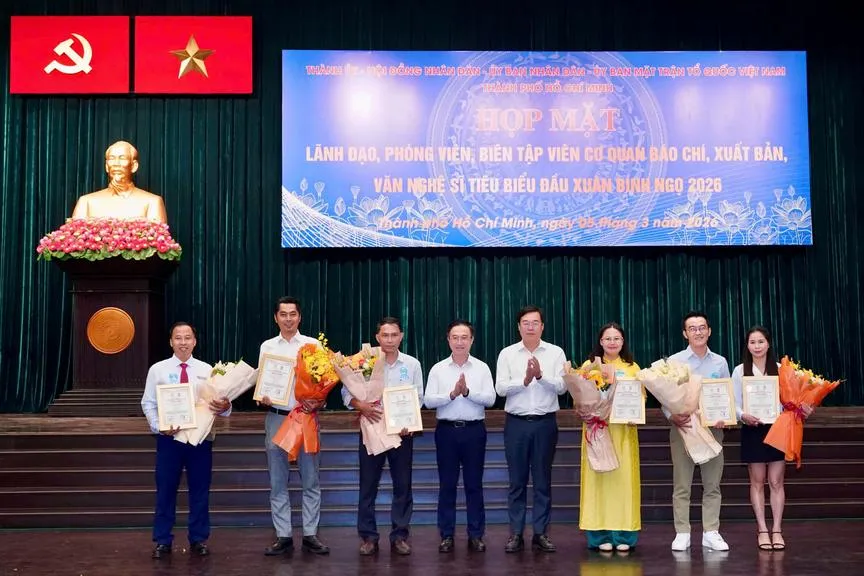 pho-bi-thu-thuong-truc-thanh-uy-le-quoc-phong-va-pho-bi-thu-thanh-uy-dang-minh-thong-trao-giai-cho-cac-tac-gia-doat-giai_20260305133424