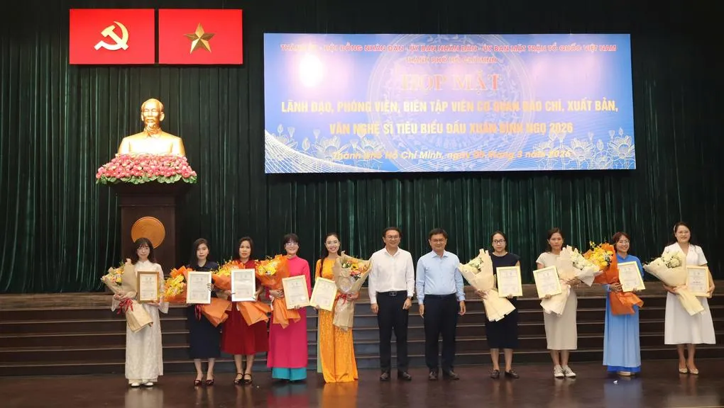 pho-chu-tich-ubnd-nguyen-manh-cuong-va-giam-doc-so-khoa-hoc-va-cong-nghe-tp-lam-dinh-thang-trao-giai-cho-cac-tac-gia-doat-giai-khuyen-khich_20260305133424