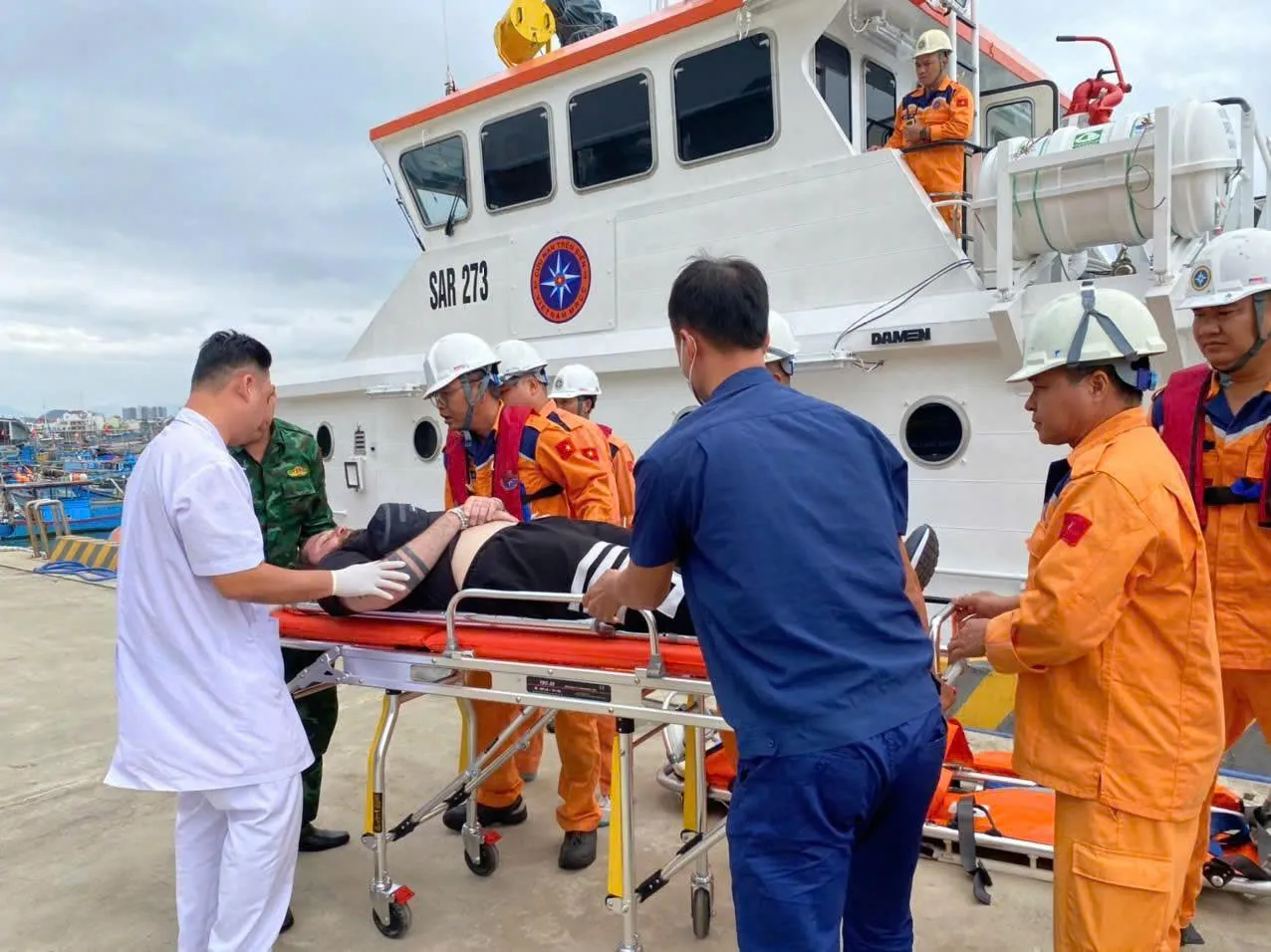 luc-luong-cuu-nan-hang-hai-ban-giao-thuyen-vien-bi-nan-cho-cac-co-quan-chuc-nang