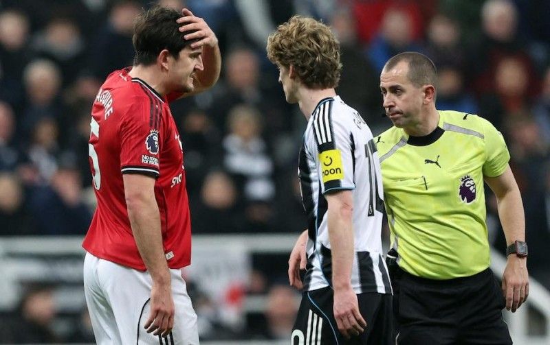 Thành Manchester cùng xảy chân, Arsenal rộng cửa vô địch 2 mu-chelsea-man-city