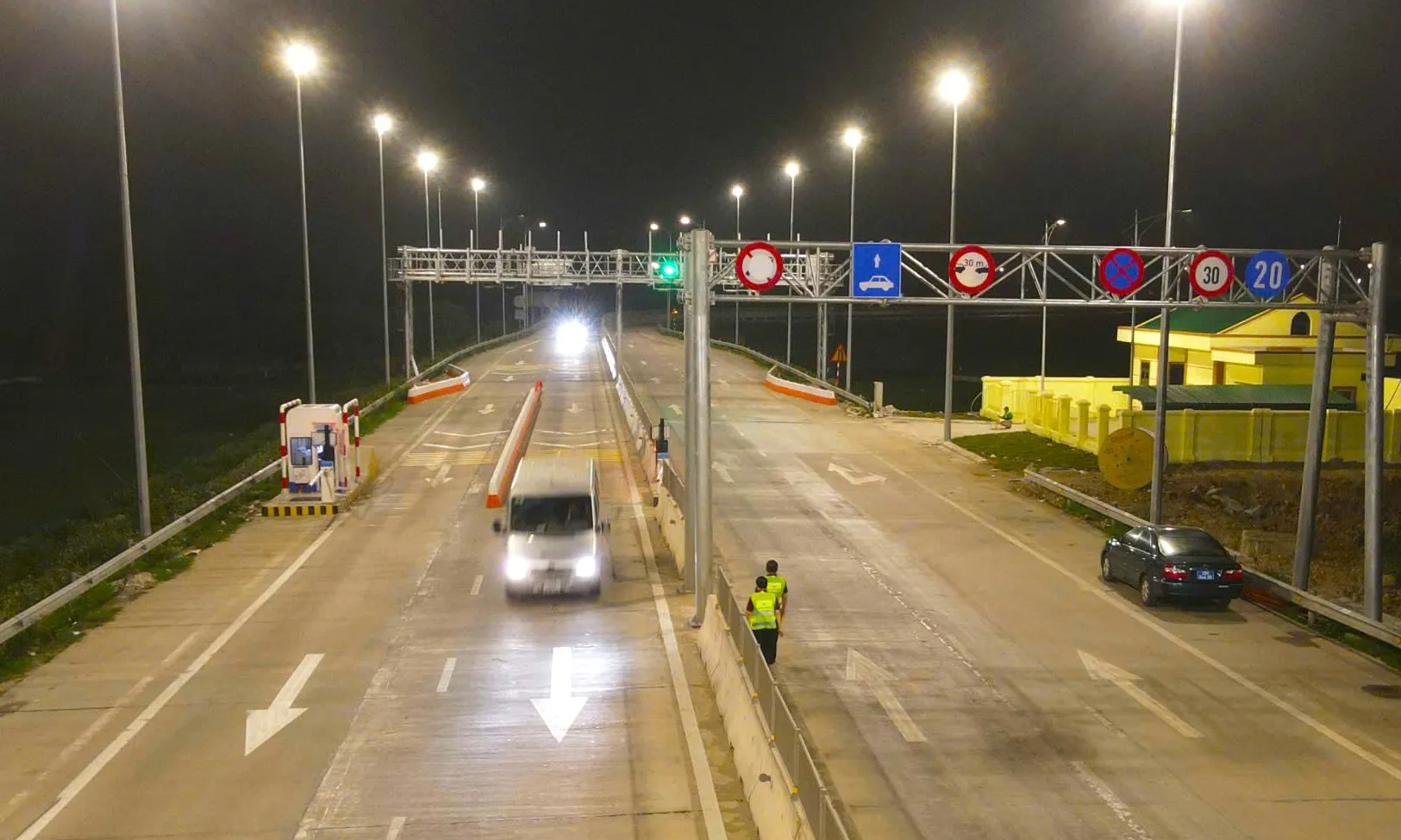 Ngày đầu vận hành các trạm thu phí trên 5 tuyến cao tốc Bắc - Nam, doanh thu đạt 4,4 tỷ đồng