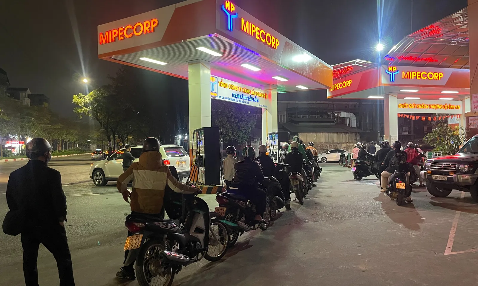 Người dân Hà Nội xếp hàng dài chờ đổ xăng nửa đêm